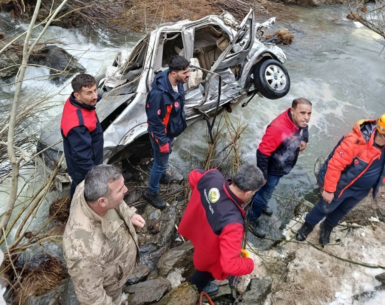 Bitlis'in Güroymak ilçesinde otomobilin uçuruma yuvarlanması sonucu 3 kişi hayatını