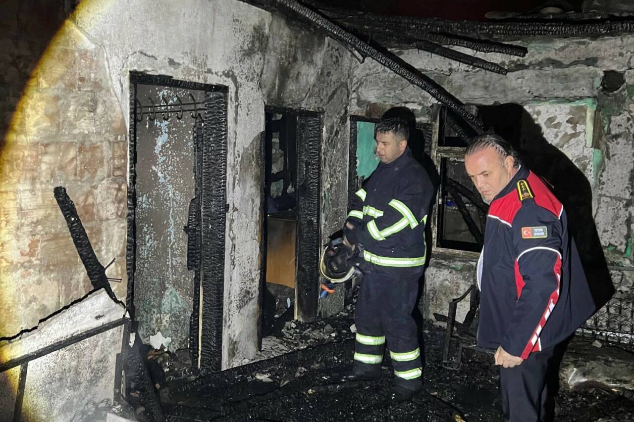 Amasya’nın Merzifon ilçesine bağlı bir köyde ahşap evde çıkan yangında