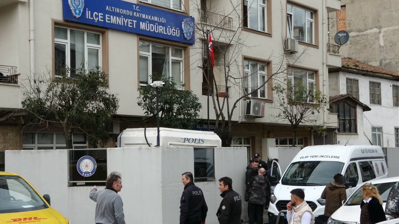 Ordu'da ifade vermek için gittiği karakolda zorla polisin belindeki silahı