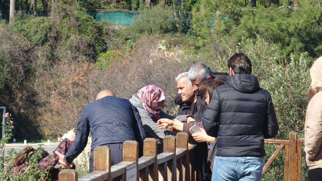 Antalya'da 35 metre yüksekliğindeki falezlere çıkan kadın, yaklaşık 2 saatlik