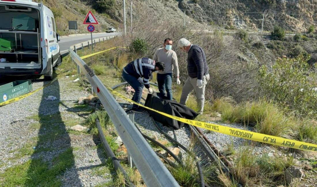 Antalya'nın Gazipaşa ilçesinde sabah saatlerinde yol kenarında bir kadına ait