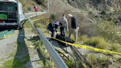 Antalya'nın Gazipaşa ilçesinde sabah saatlerinde yol kenarında bir kadına ait