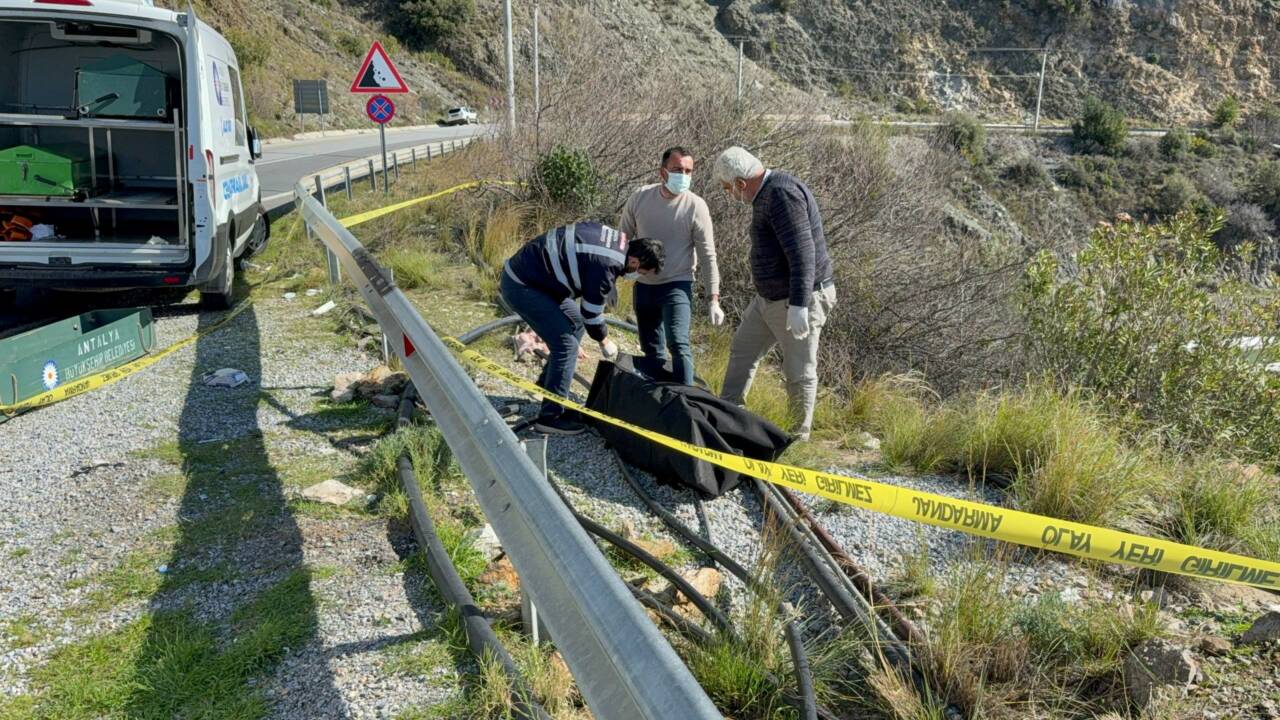 Antalya'nın Gazipaşa ilçesinde sabah saatlerinde yol kenarında bir kadına ait