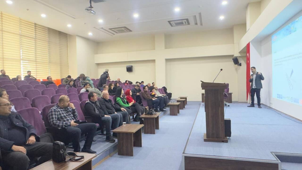 Aksaray Üniversitesinde (ASÜ), akademik ve idari personelin kalite bilincini artırmak