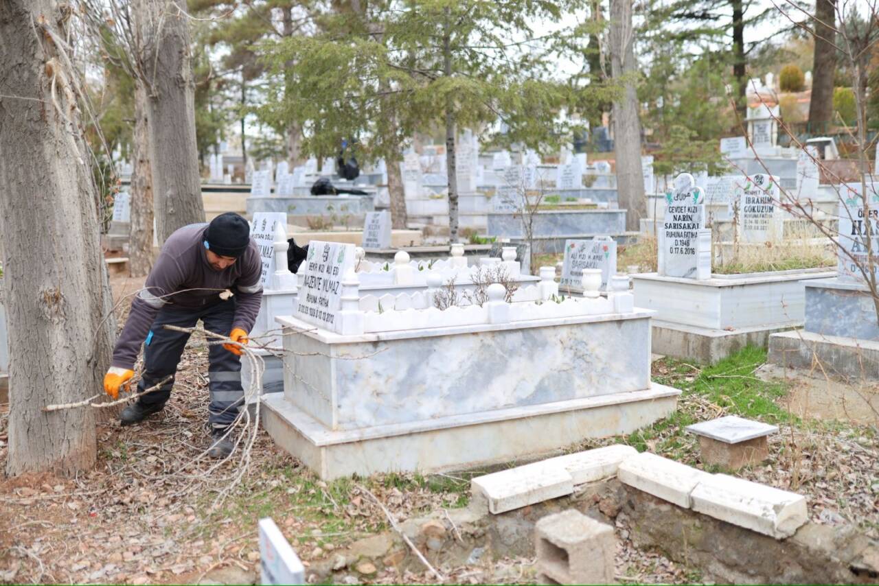 Aksaray Belediyesi, Ervah Kabristanlığı’nda peyzaj düzenlemesi ve genel temizlik çalışması
