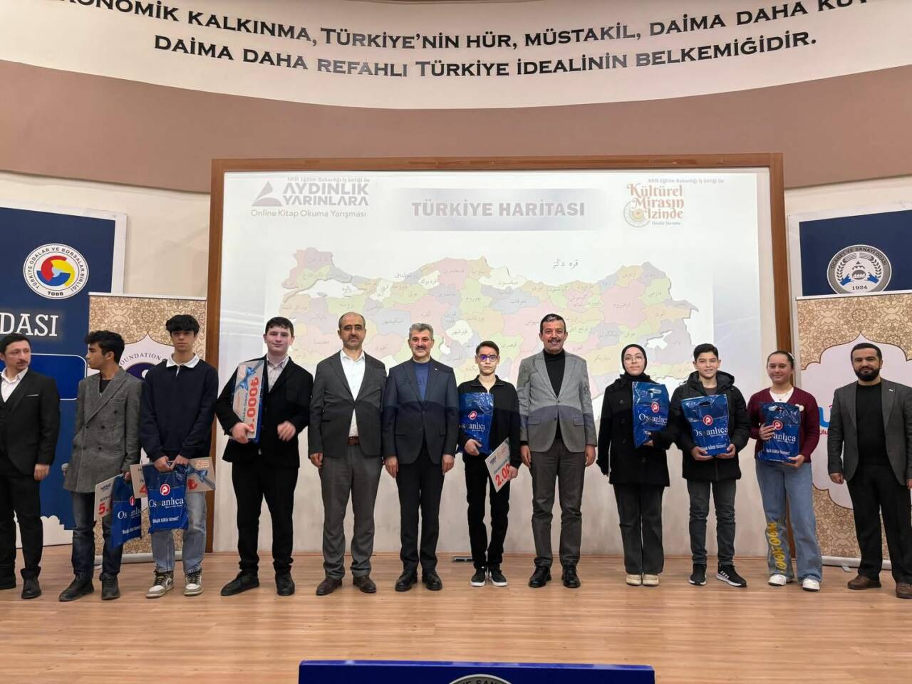 Aydınlık Yarınlara Kitap Okuma Yarışması’nın ödül töreni Aksaray’da yapılırken, dereceye