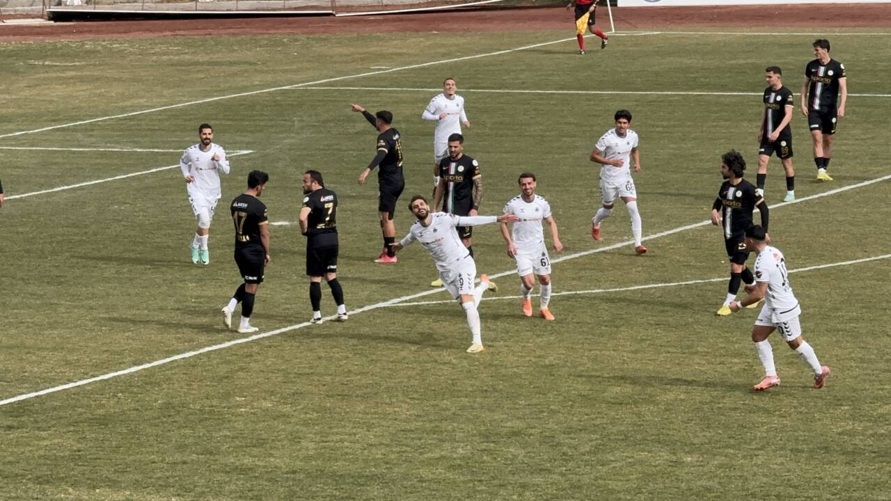 TFF 2. Lig Kırmızı Grup’ta Aksarayspor ile Isparta Spor arasındaki