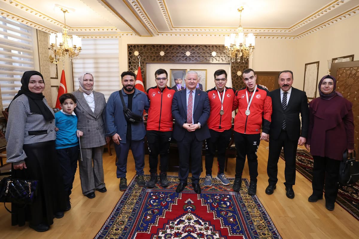 Burgaz’daki Avrupa Şampiyonası ve Yeşilay Parapoomsae’da altın kazanan sporcular, Vali