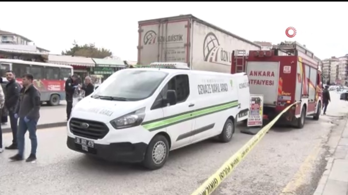 Ankara'da Cebeci Tren İstasyonu'nun önünde tırın altında kalan yaşlı kadın