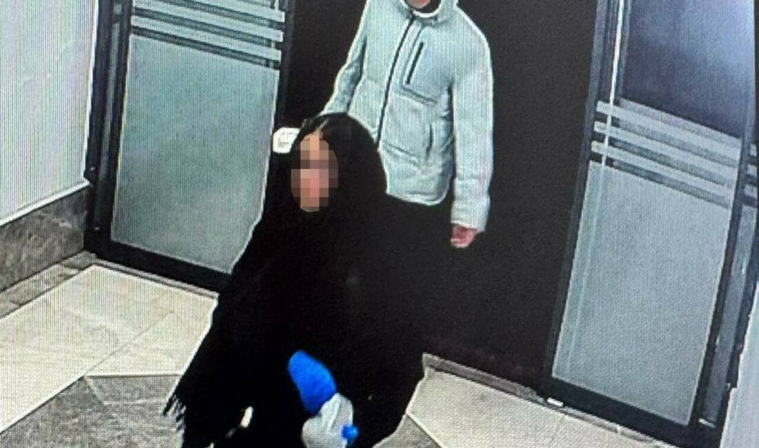 Kayseri’nin Kocasinan ilçesinde bir apartmanın giriş kapısına ve koridorlarına idrar