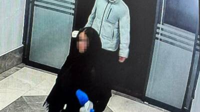 Kayseri’nin Kocasinan ilçesinde bir apartmanın giriş kapısına ve koridorlarına idrar