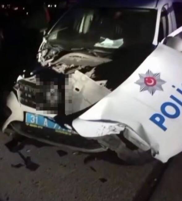 Hatay'da alkollü sürücünün kullandığı otomobil kontrolden çıkarak polis aracına çarptı