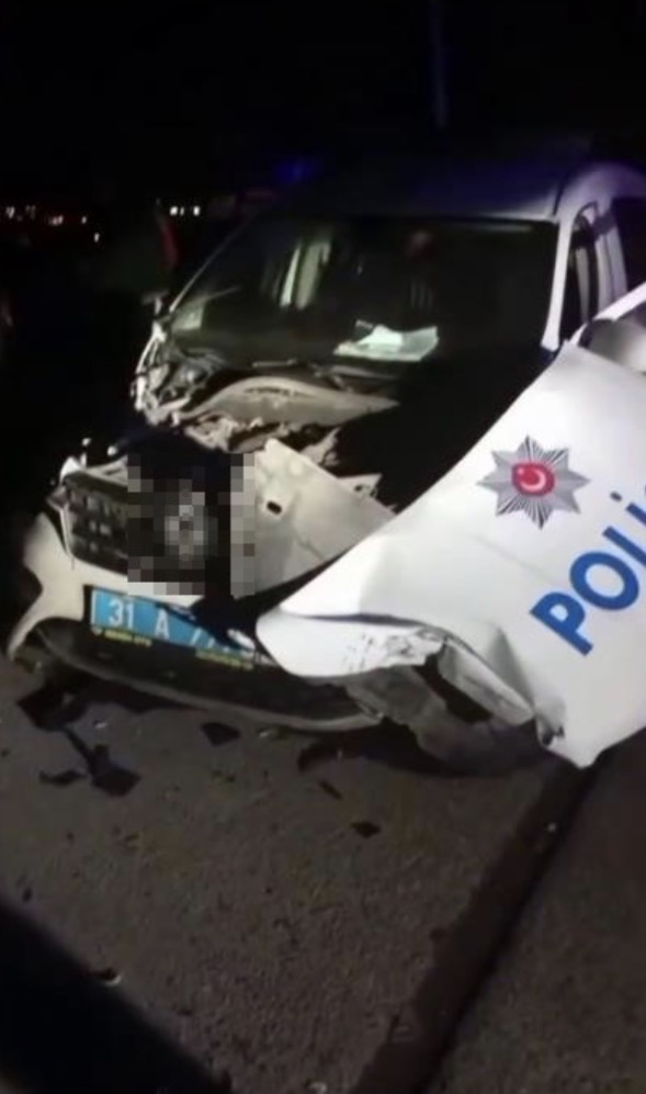 Hatay'da alkollü sürücünün kullandığı otomobil kontrolden çıkarak polis aracına çarptı