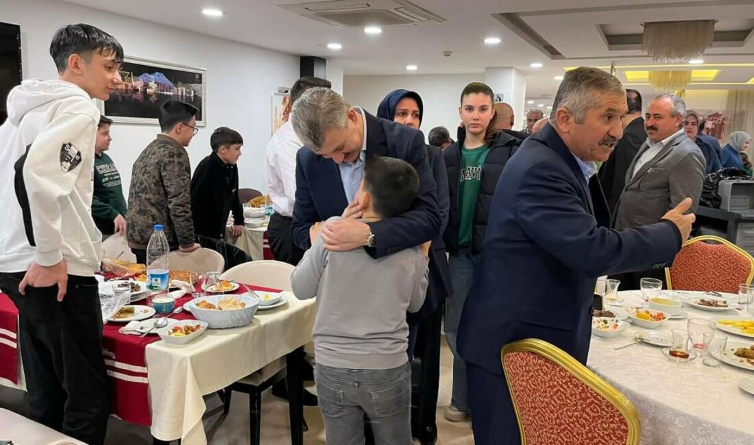 Aksaray’da yetim ve öksüz çocuklar için düzenlenen iftar programında protokol