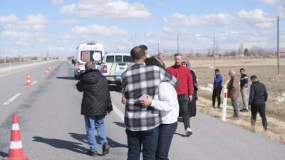 Karaman'da yol kenarında gelincik otu toplarken otomobilin çarptığı yaşlı kadın
