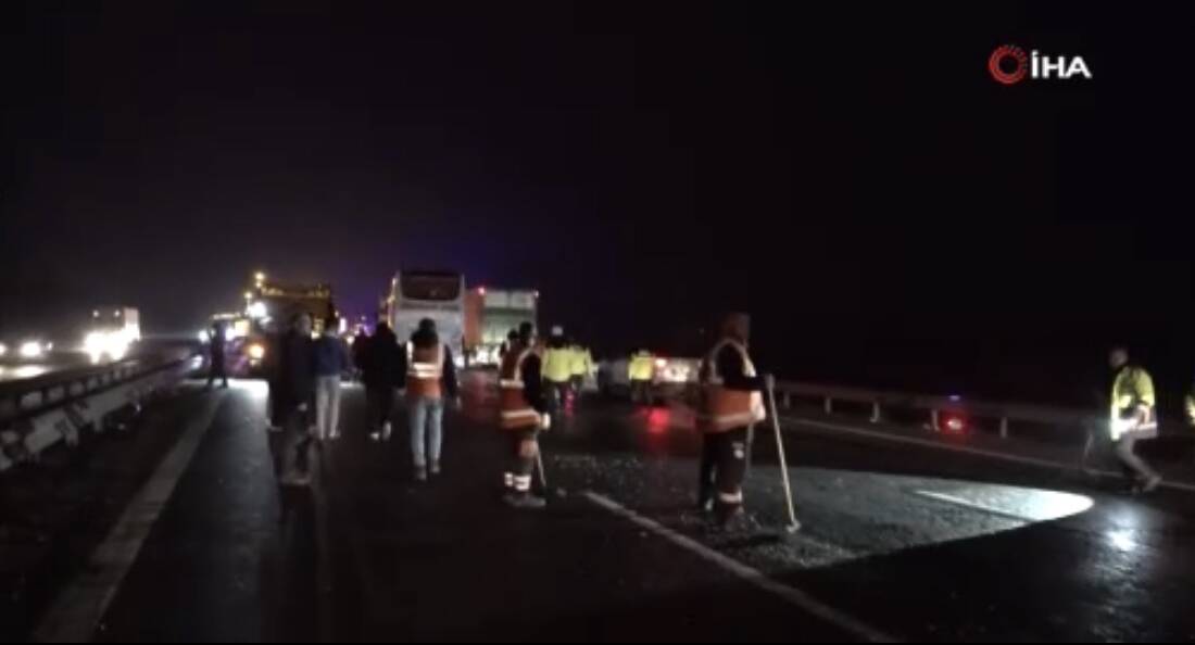Sakarya'nın Arifiye ilçesi Anadolu Otoyolu Akyazı istikametinde 16 aracın karıştığı
