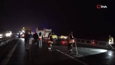 Sakarya'nın Arifiye ilçesi Anadolu Otoyolu Akyazı istikametinde 16 aracın karıştığı