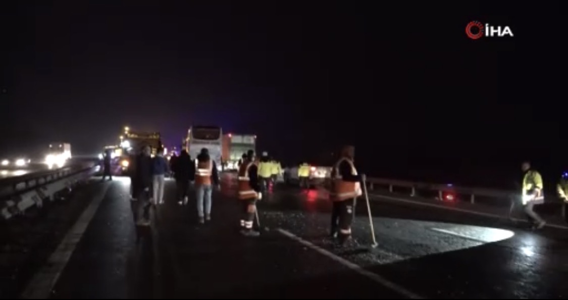 Sakarya'nın Arifiye ilçesi Anadolu Otoyolu Akyazı istikametinde 16 aracın karıştığı