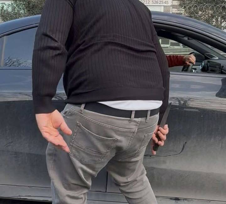 Küçükçekmece'de otomobil sürücüsünü aracından aldığı bıçak ile tehdit eden ve