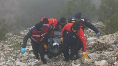 Aydın'ın Kuşadası ilçesinde uçurumdan düşen şahıs hayatını kaybetti.