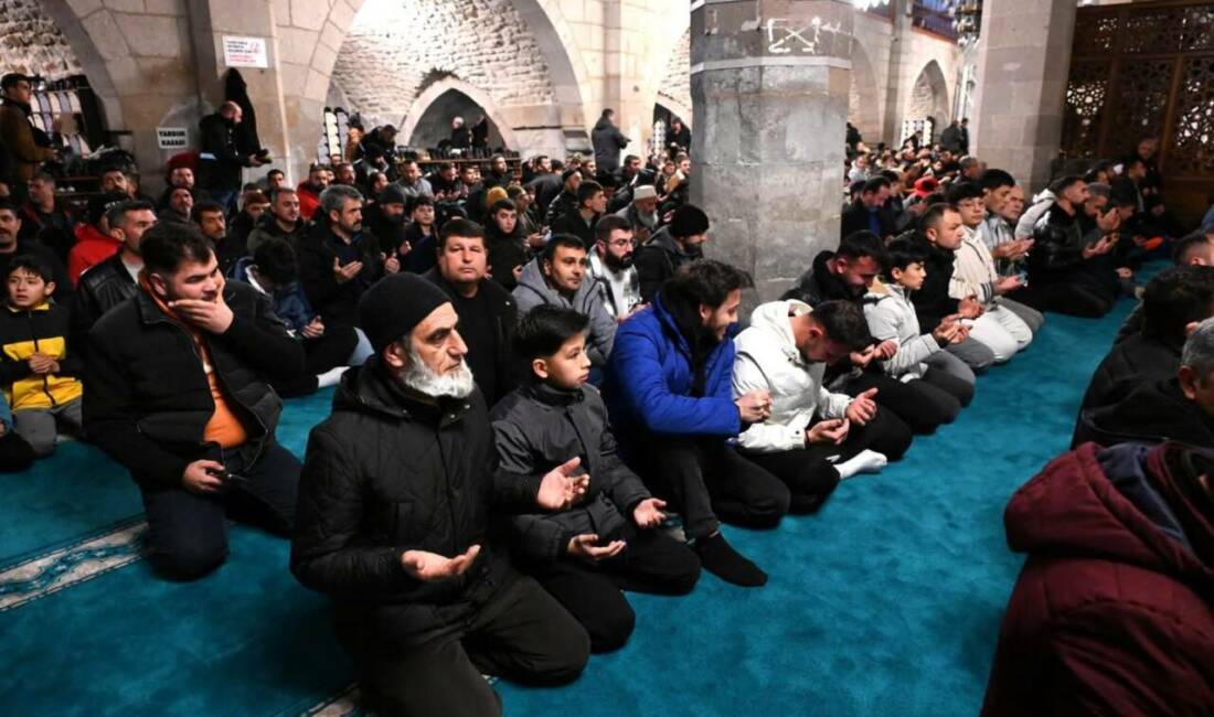 Berat Kandili gecesinde Aksaray Ulu Camii’nde oluşan yoğunluk şaşırttı, yüzlerce
