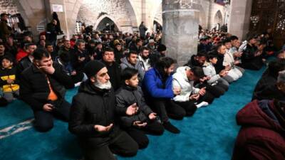 Berat Kandili gecesinde Aksaray Ulu Camii’nde oluşan yoğunluk şaşırttı, yüzlerce