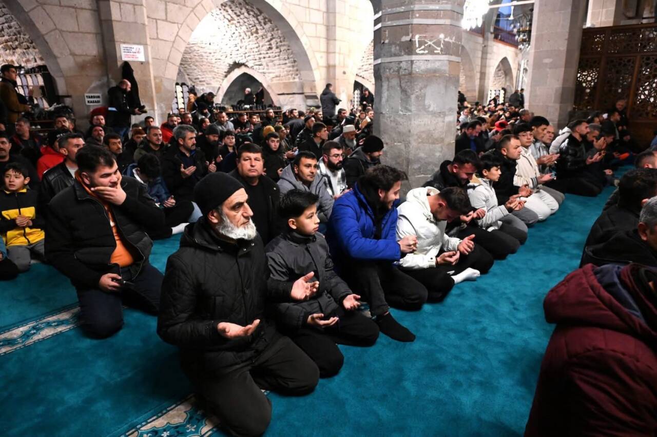 Berat Kandili gecesinde Aksaray Ulu Camii’nde oluşan yoğunluk şaşırttı, yüzlerce
