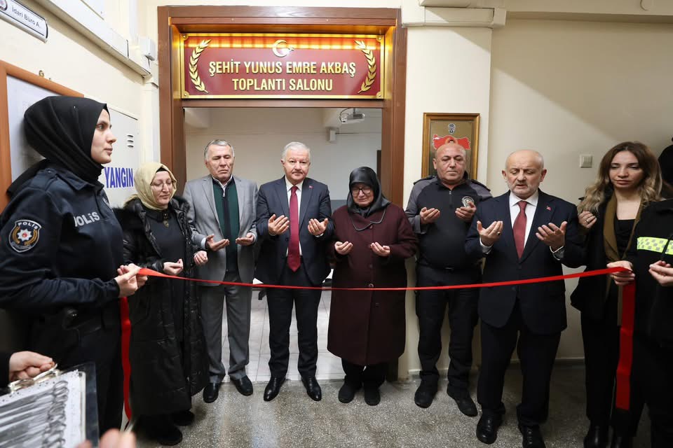 Vali Murat Duru ve protokol üyelerinin katılımıyla açılan toplantı salonu,