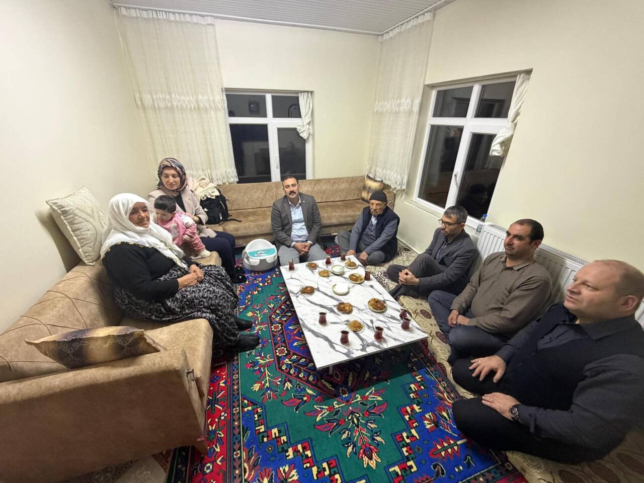Kaymakam Bilal Göksun ve eşi, ilçedeki yaşlıları ziyaret ederek iftar