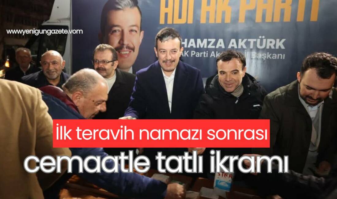 Ramazan’ın ilk günlerinde teravih namazı sonrası cami çıkışında vatandaşlara tatlı