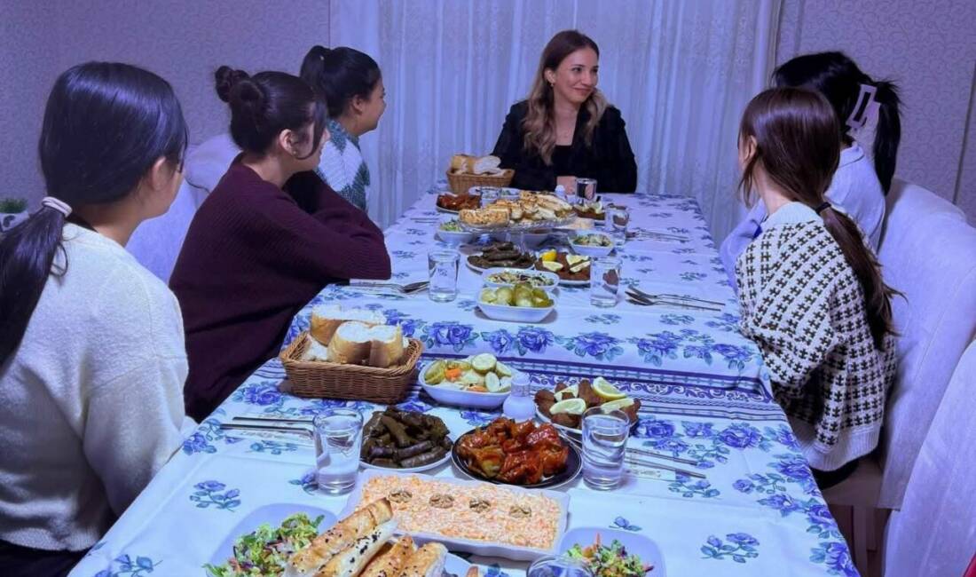 Aksaray’da, devletin koruması altında yetişen kız çocuklarının hazırladığı iftar sofrası,