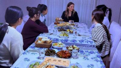 Aksaray’da, devletin koruması altında yetişen kız çocuklarının hazırladığı iftar sofrası,