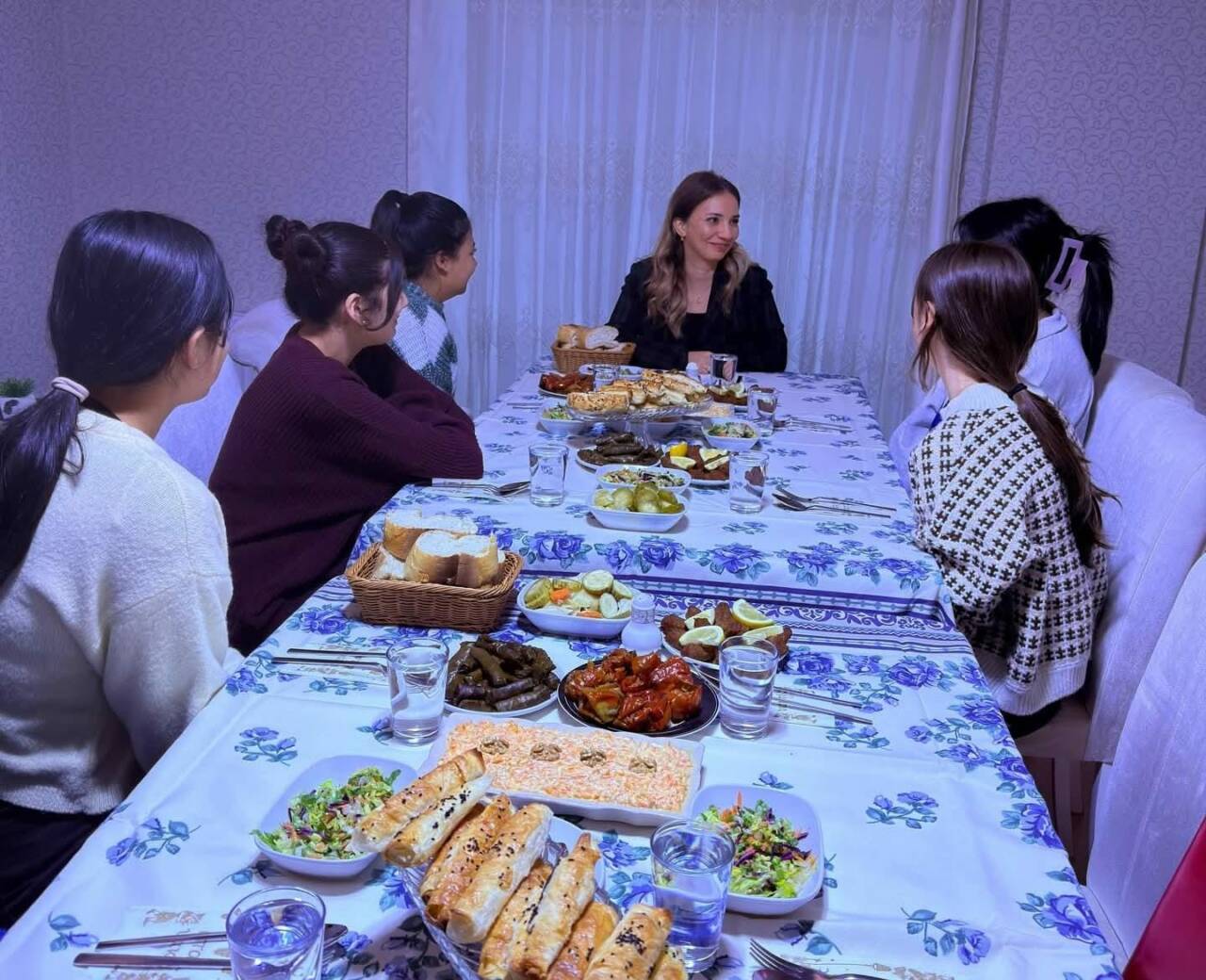 Aksaray’da, devletin koruması altında yetişen kız çocuklarının hazırladığı iftar sofrası,