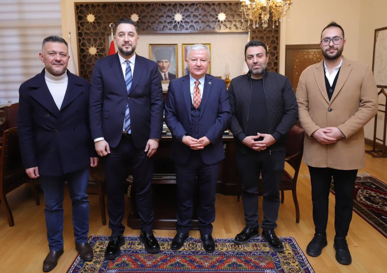 Aksaray Müteahhitler Birliği Başkanı Fatih Güneş ve beraberindeki birlik üyeleri,