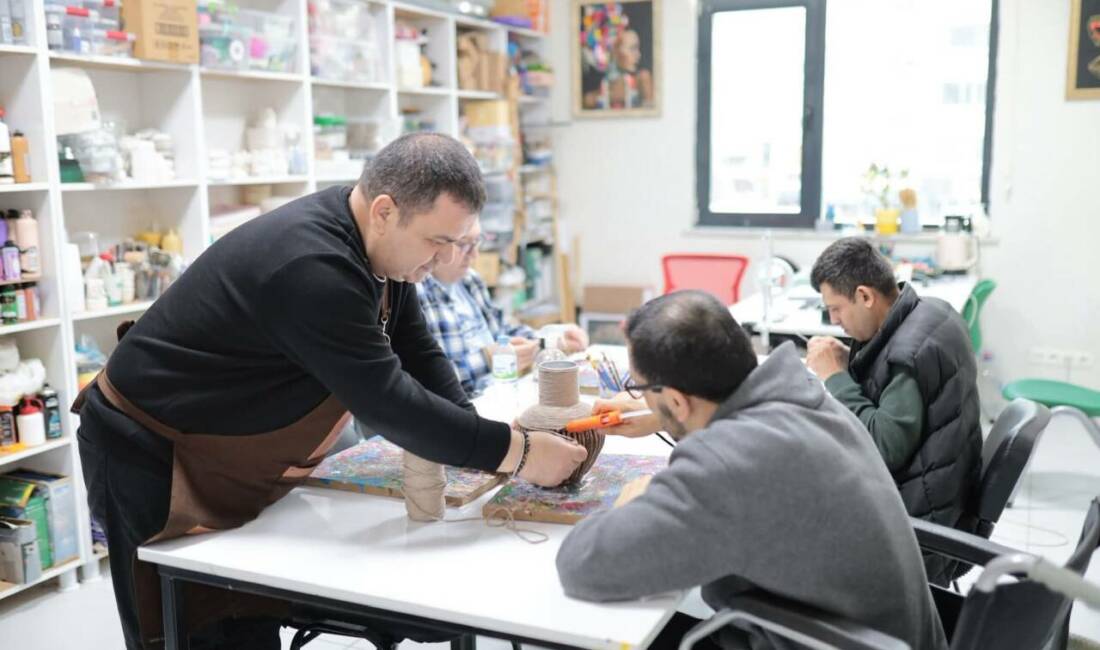 Aksaray’da faaliyet gösteren Engelsiz Yaşam Merkezi’nde kurslar aralıksız sürüyor. Sanat,