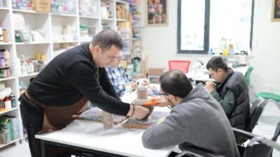Aksaray’da faaliyet gösteren Engelsiz Yaşam Merkezi’nde kurslar aralıksız sürüyor. Sanat,