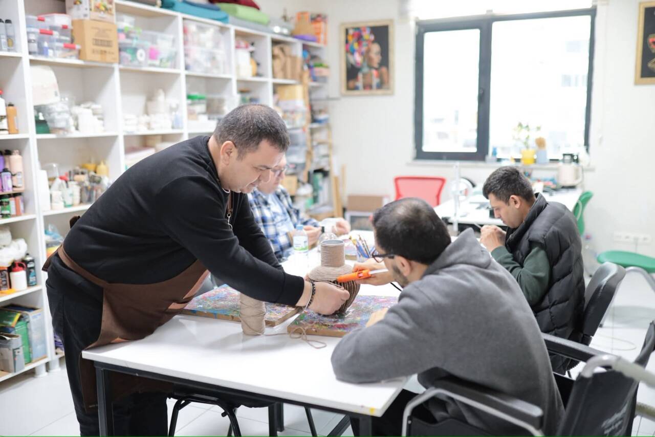 Aksaray’da faaliyet gösteren Engelsiz Yaşam Merkezi’nde kurslar aralıksız sürüyor. Sanat,