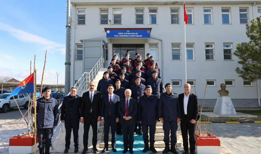 Aksaray Valisi Murat Duru, İlçe Jandarma Komutanlığı’nda güvenlik çalışmalarını yerinde