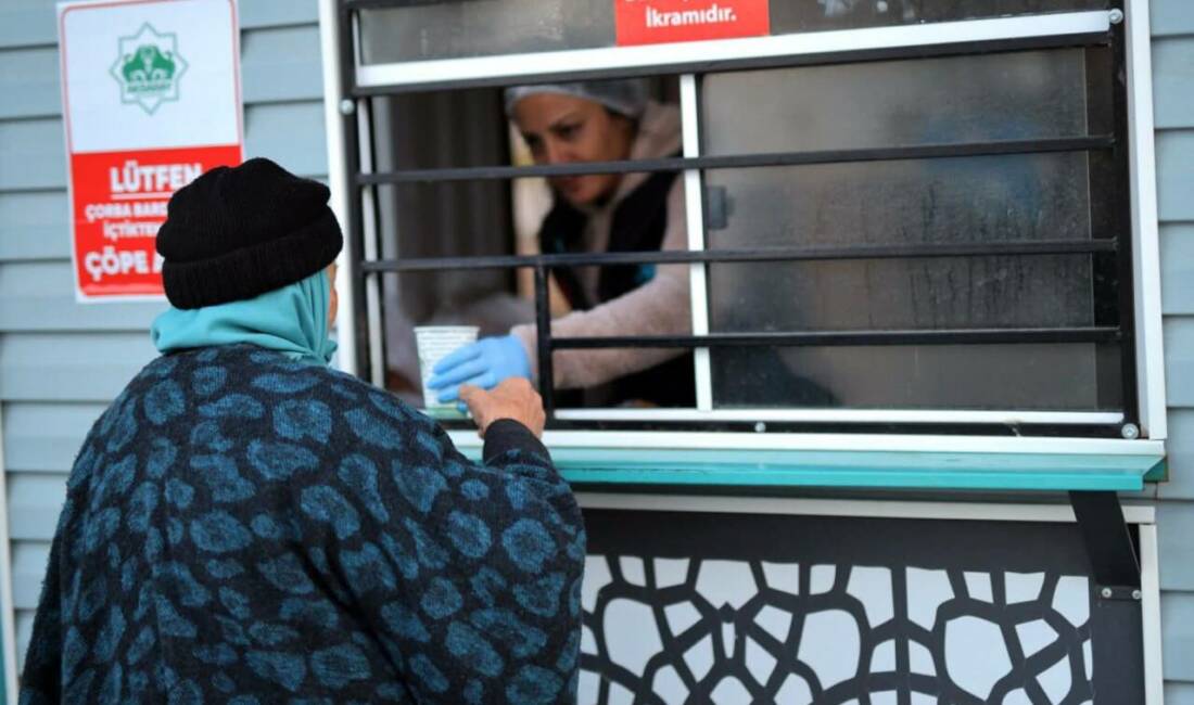 Aksaray Belediyesi, yağışlı havaya rağmen İl Sağlık Müdürlüğü önünde kurulan
