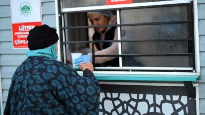 Aksaray Belediyesi, yağışlı havaya rağmen İl Sağlık Müdürlüğü önünde kurulan