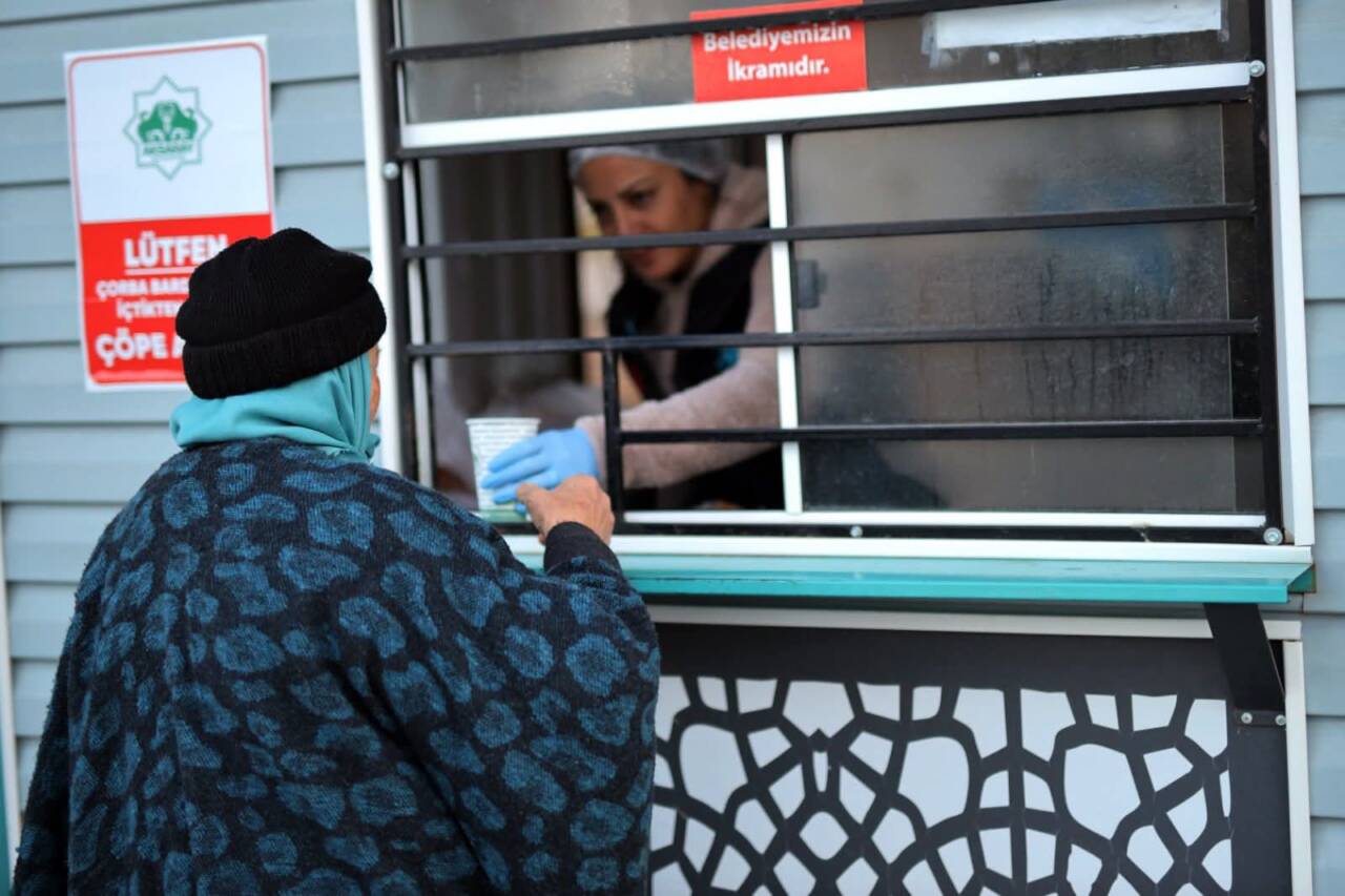 Aksaray Belediyesi, yağışlı havaya rağmen İl Sağlık Müdürlüğü önünde kurulan