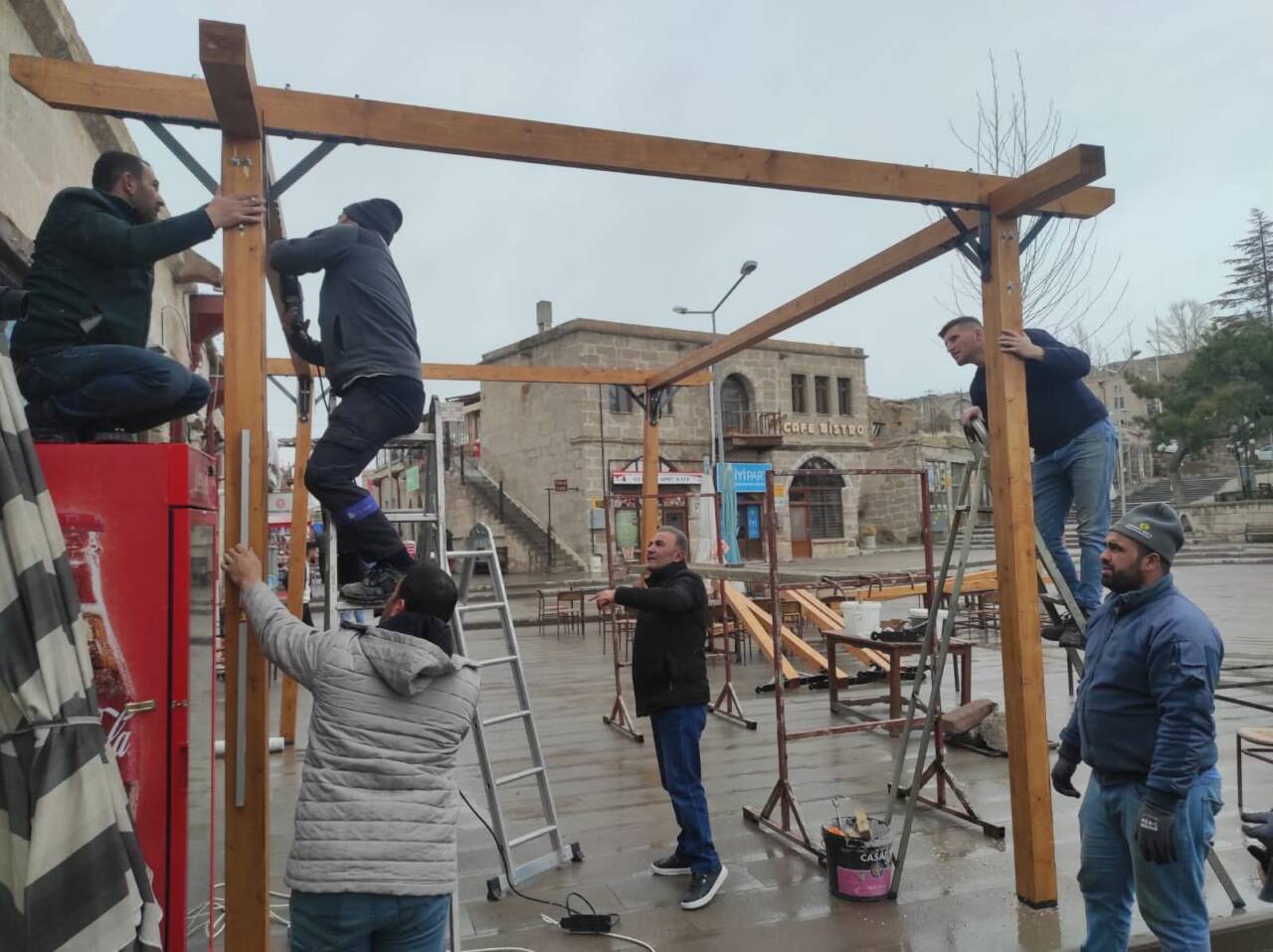 Güzelyurt Belediyesince yürütülen Çarşı Meydanı Düzenleme Projesi kapsamında, belediye personeli