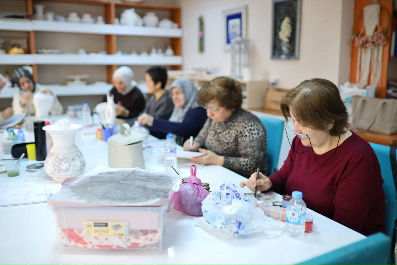 Aksaray Belediyesi tarafından yürütülen AKMEK kursları, kadınların özgüven kazanmasına, mesleki