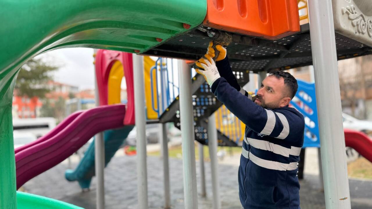 Aksaray Belediyesi, kent genelindeki parklarda bakım ve onarım çalışmaları yürütüyor.