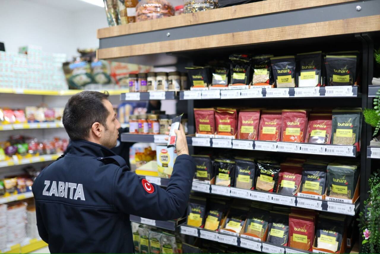 Aksaray Belediyesi Zabıta ekipleri, Ramazan öncesi kent genelindeki marketlerde SKT,