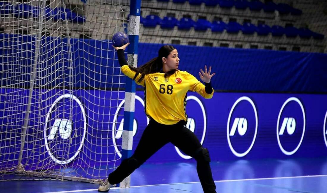 Aksaray Belediyespor Hentbol takımının genç ve başarılı kalecisi Cavidan Yayatan,