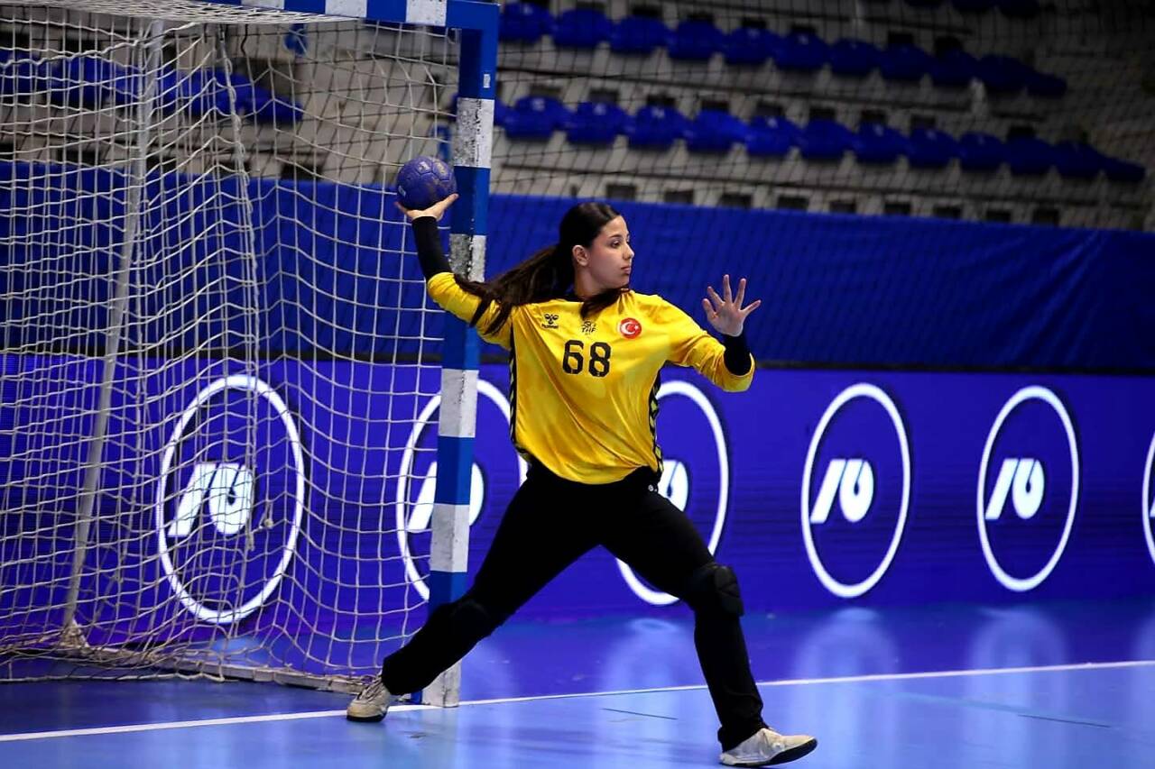 Aksaray Belediyespor Hentbol takımının genç ve başarılı kalecisi Cavidan Yayatan,