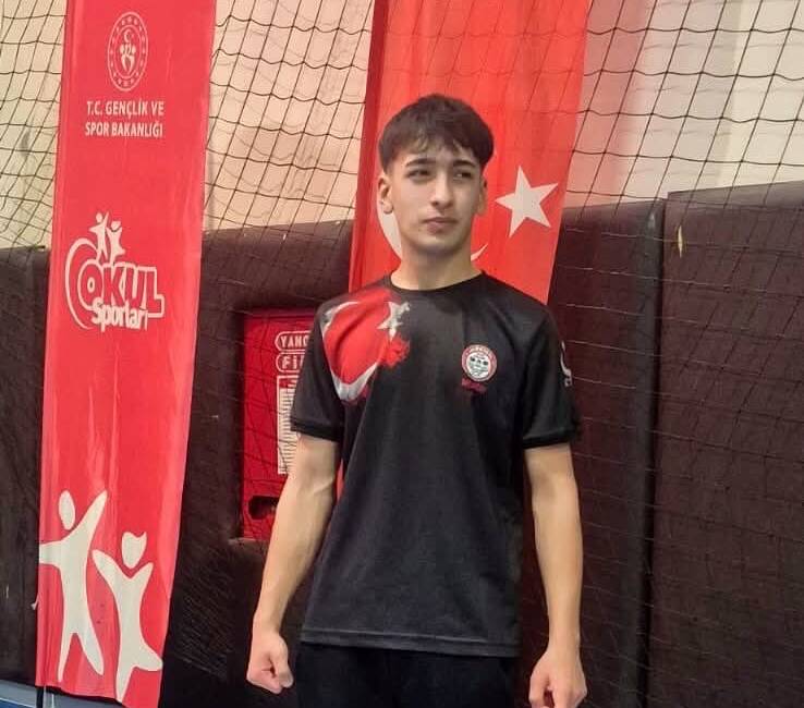 Adana’da düzenlenen Okul Sporları Bilek Güreşi Türkiye Birinciliği müsabakalarında Aksaray'ı