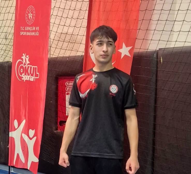 Adana’da düzenlenen Okul Sporları Bilek Güreşi Türkiye Birinciliği müsabakalarında Aksaray'ı