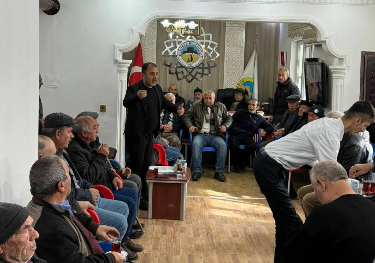 Demirci Belediyesi tarafından düzenlenen halk toplantısında, beldede hayata geçirilmesi planlanan